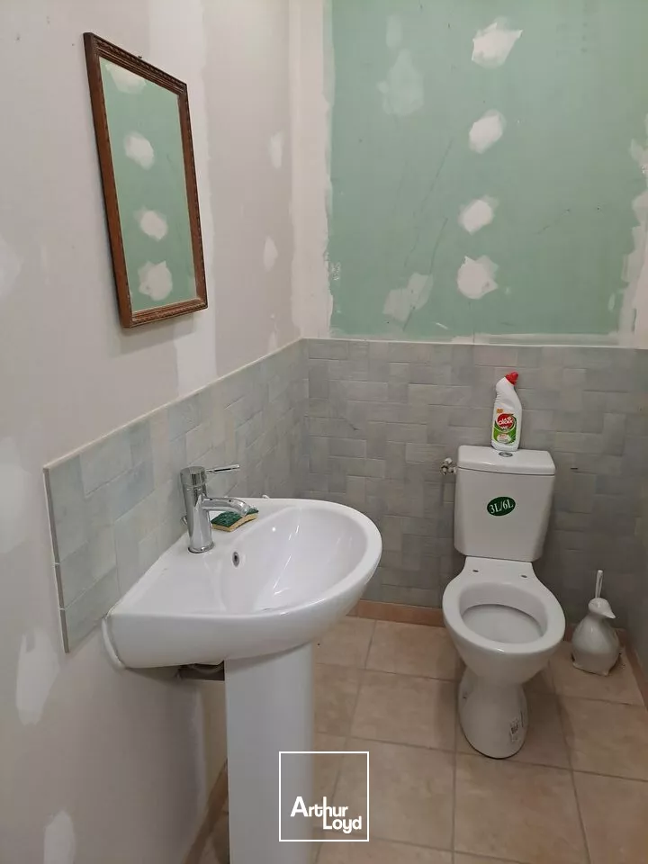 A VENDRE LOCAL D'ACTIVITE AVEC HABITATION A 10MN DE POITIERS SUD