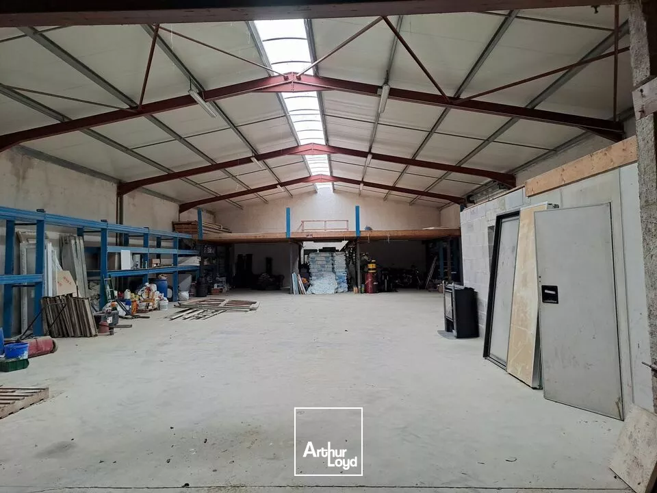 A VENDRE LOCAL D'ACTIVITE AVEC HABITATION A 10MN DE POITIERS SUD