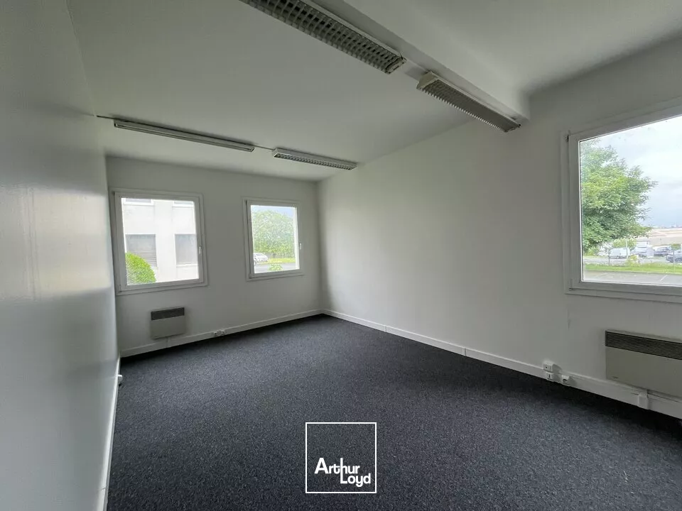 PROCHE DES AXES ROUTIERS A10 /D910 Poitiers ZI République - Bureaux à louer 152 m²