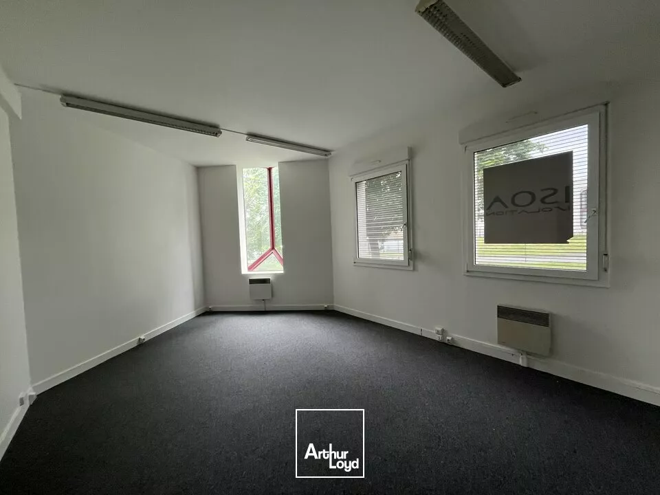 PROCHE DES AXES ROUTIERS A10 /D910 Poitiers ZI République - Bureaux à louer 152 m²