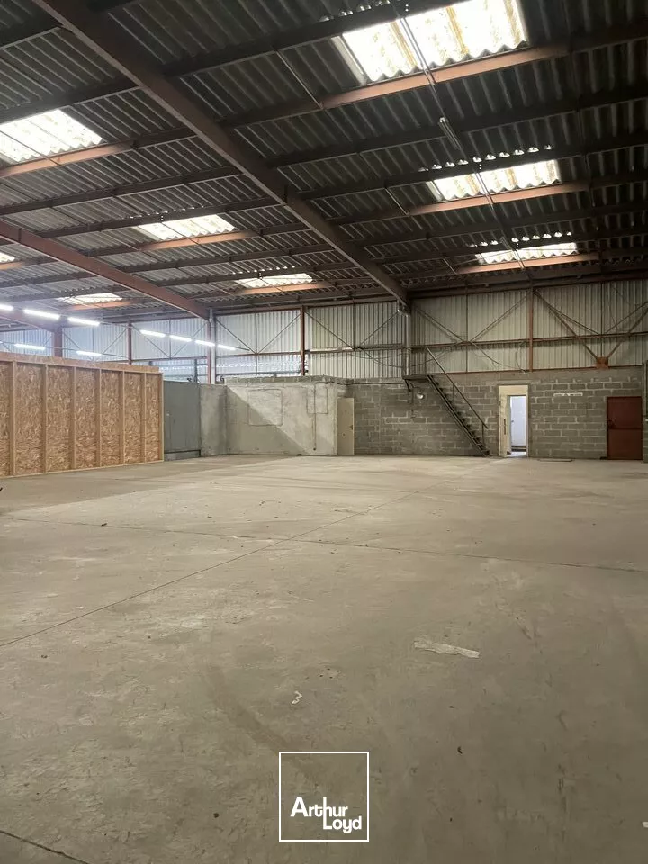 A LOUER - POITIERS ZONE REPUBLIQUE - ENTREPOT DE 400M²