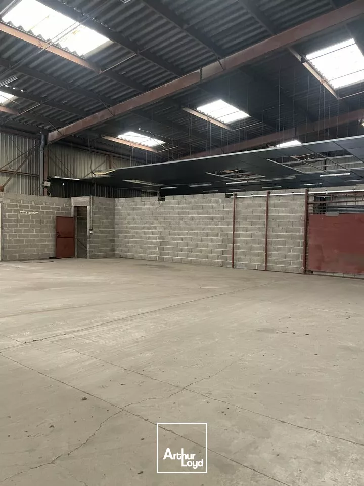 A LOUER - POITIERS ZONE REPUBLIQUE - ENTREPOT DE 400M²