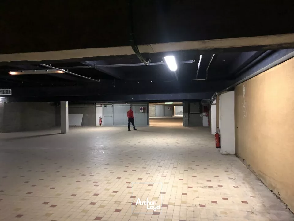 A LOUER LOCAL DE STOCKAGE 2100m² SUR ZONE COMMERCIALE POITIERS EST