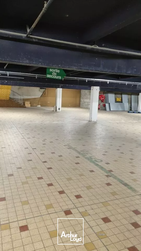 A LOUER LOCAL DE STOCKAGE 2100m² SUR ZONE COMMERCIALE POITIERS EST