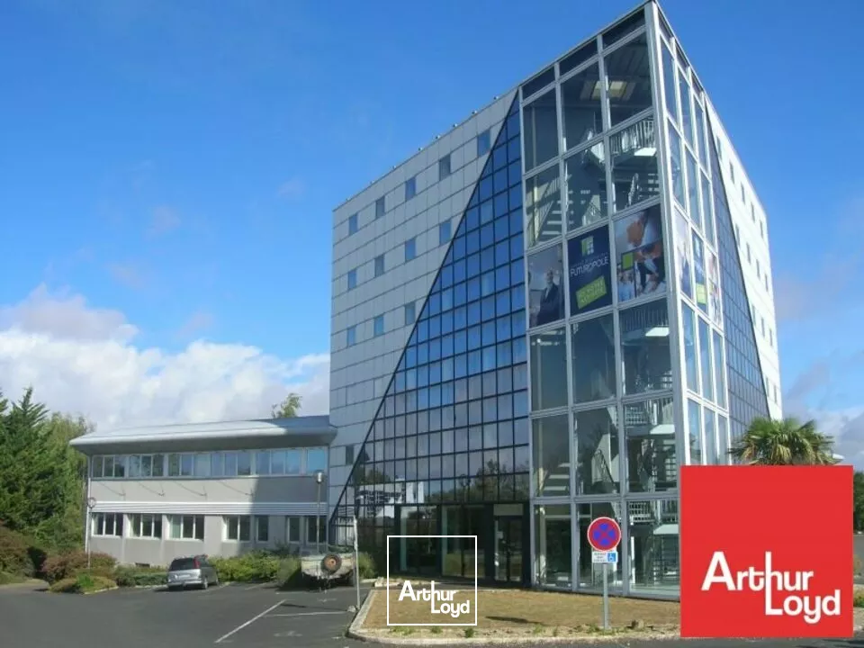 21 M² BUREAU A LOUER - TECHNOPOLE DU FUTUROSCOPE - TOUTES PRESTATIONS INCLUSES 