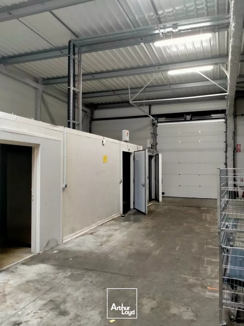 A LOUER ENTREPOT DE 240m² SECTEUR SUPER U VOUILLE (86)