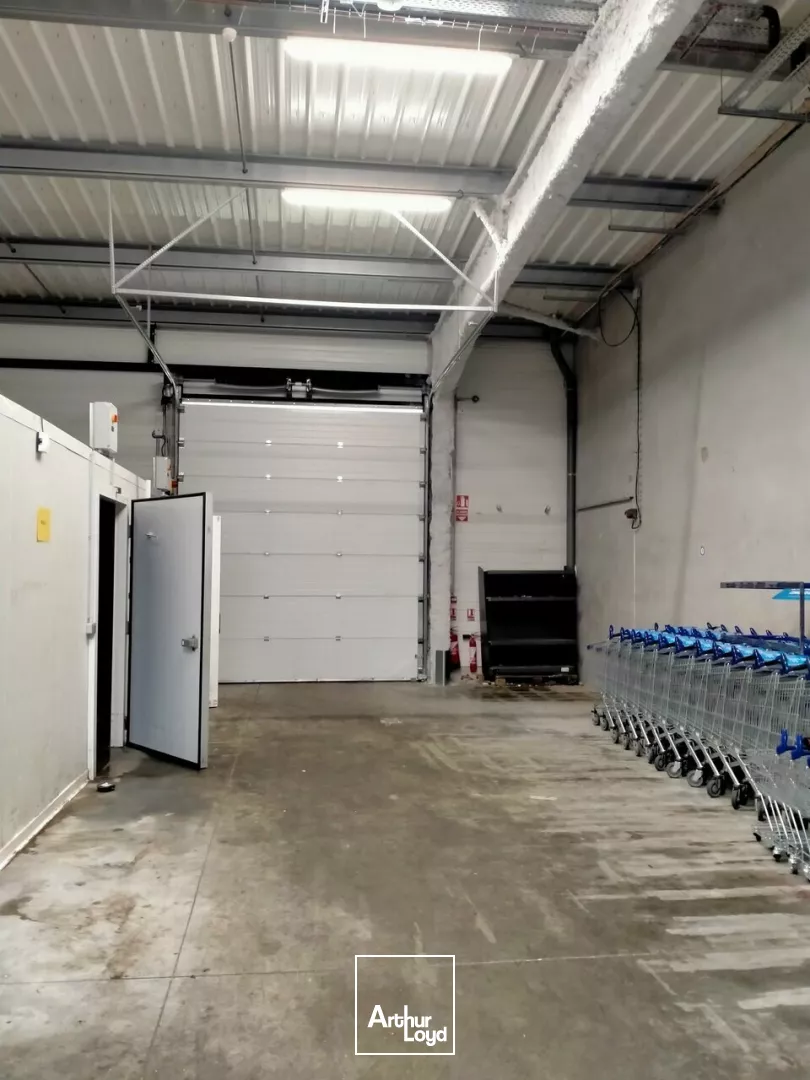 A LOUER ENTREPOT DE 240m² SECTEUR SUPER U VOUILLE (86)