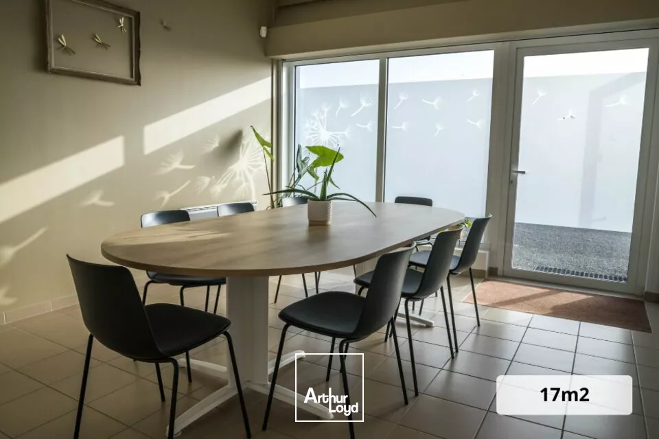 A LOUER - 400M² LOCAUX D'ACTIVITES ET BUREAUX AVEC VISIBILITE COMMERCIALE - CISSE 