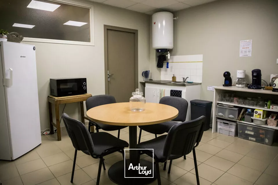 A LOUER - 400M² LOCAUX D'ACTIVITES ET BUREAUX AVEC VISIBILITE COMMERCIALE - CISSE 