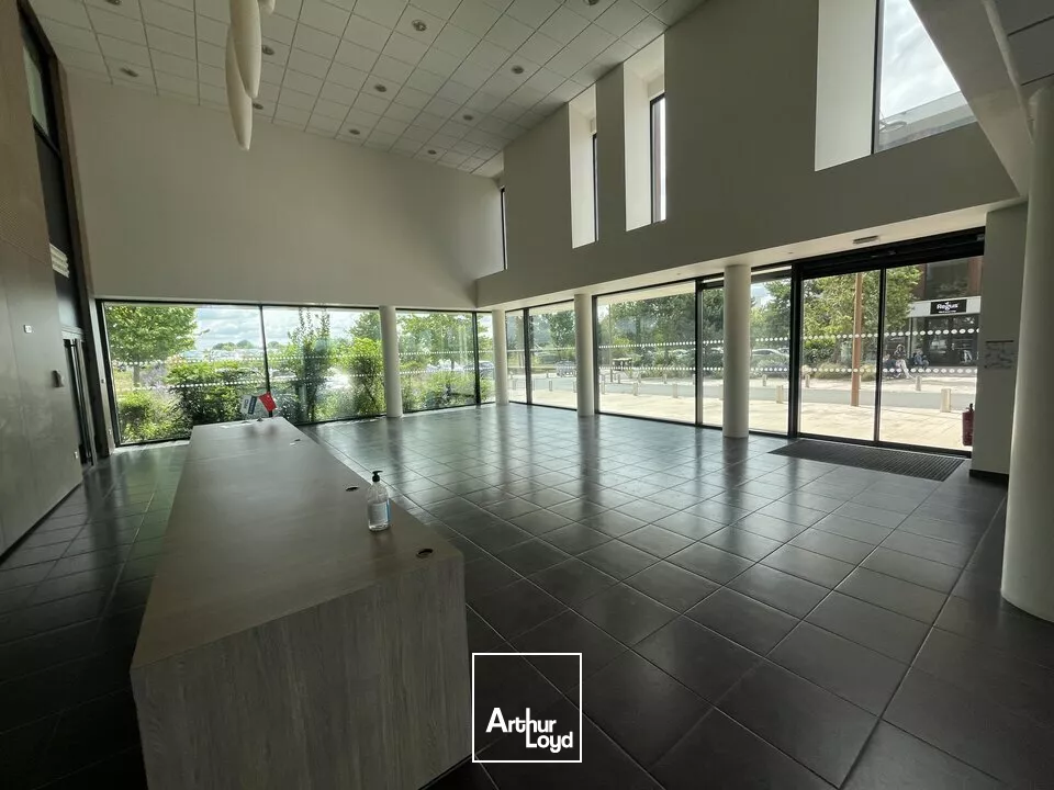 A LOUER TECHNOPOLE DU FUTUROSCOPE 668M² BUREAUX RECENTS EXCELLENT ETAT