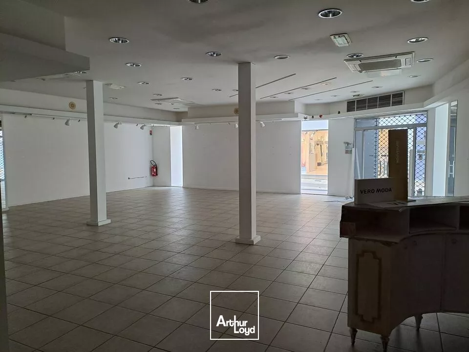 A LOUER - LOCAL COMMERCIAL CENTRE-VILLE DE CHÂTELLERAULT - 177m²