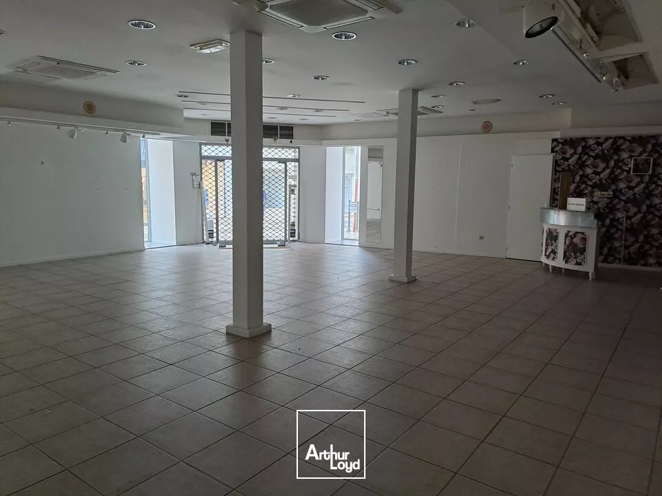 A LOUER - LOCAL COMMERCIAL CENTRE-VILLE DE CHÂTELLERAULT - 177m²