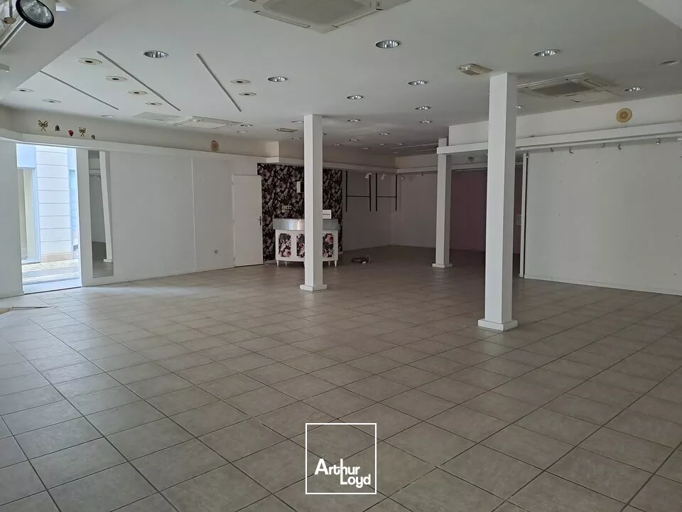 A LOUER - LOCAL COMMERCIAL CENTRE-VILLE DE CHÂTELLERAULT - 177m²