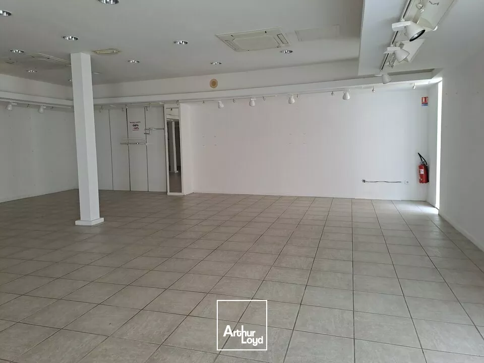 A LOUER - LOCAL COMMERCIAL CENTRE-VILLE DE CHÂTELLERAULT - 177m²