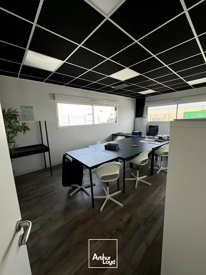 A VENDRE ZONE MENDES FRANCE NIORT CHAURAY BUREAU ET STOCKAGE D'ENVIRON 295m2 UTILE AVEC PARKINGS FONCIER CLOS ET PORTE SECTIONNELLE