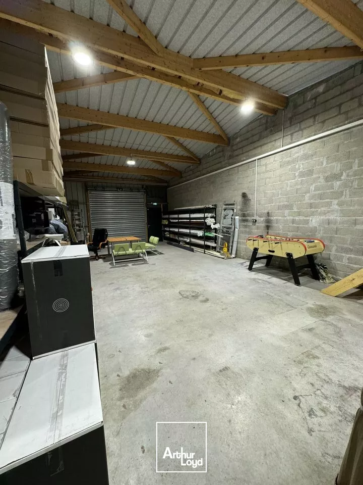 A VENDRE ZONE MENDES FRANCE NIORT CHAURAY BUREAU ET STOCKAGE D'ENVIRON 295m2 UTILE AVEC PARKINGS FONCIER CLOS ET PORTE SECTIONNELLE