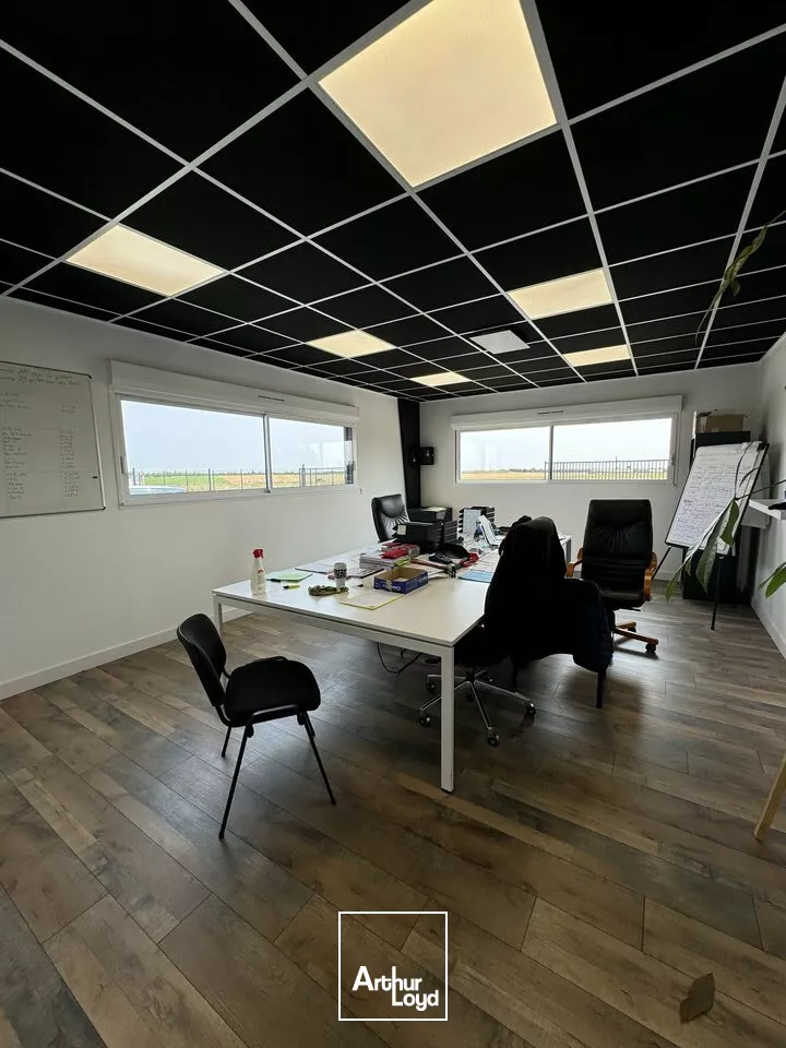 A VENDRE ZONE MENDES FRANCE NIORT CHAURAY BUREAU ET STOCKAGE D'ENVIRON 295m2 UTILE AVEC PARKINGS FONCIER CLOS ET PORTE SECTIONNELLE