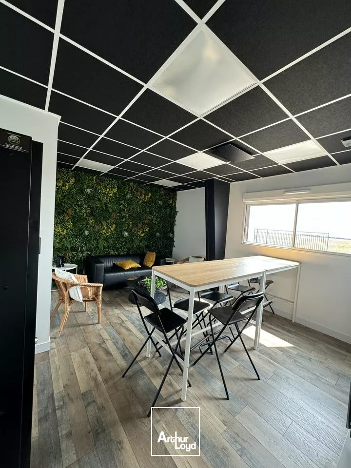 A VENDRE ZONE MENDES FRANCE NIORT CHAURAY BUREAU ET STOCKAGE D'ENVIRON 295m2 UTILE AVEC PARKINGS FONCIER CLOS ET PORTE SECTIONNELLE