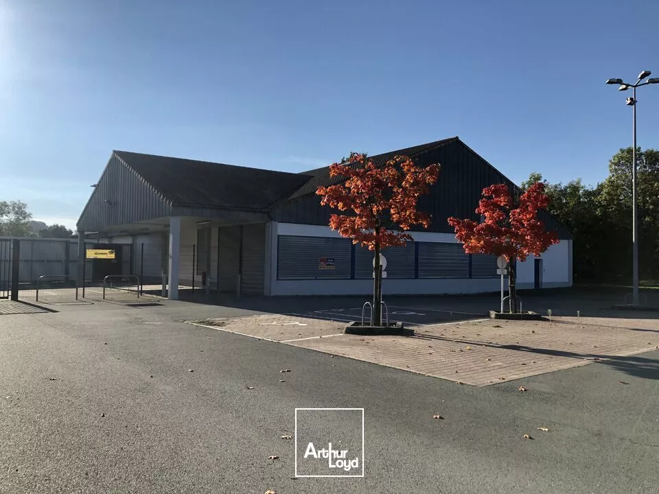 LOCAL PROFESSIONNEL 1143M2 MONCOUTANT