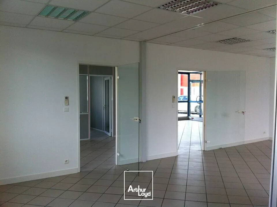 A LOUER EN PLEIN COEUR DE LA ZONE MENDES FRANCE 100m2 BUREAUX AVEC PARKING FACIL D'ACCES