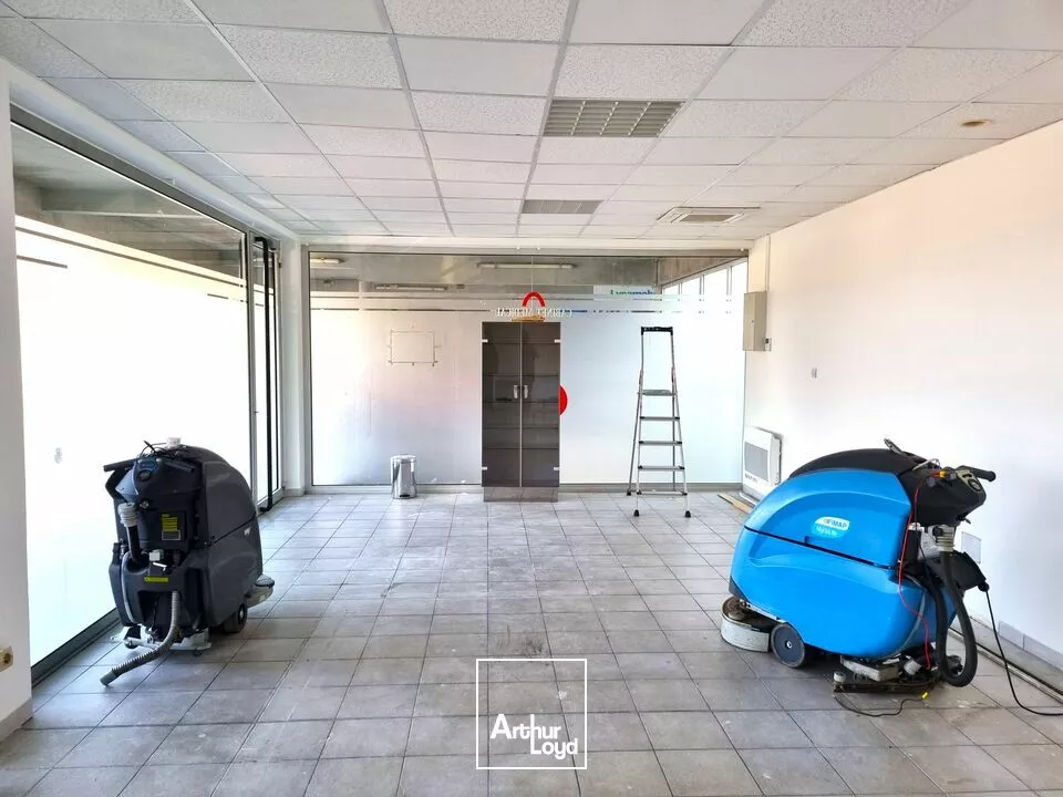 POITIERS - BUREAUX COMMERCIAUX OU LOCAUX COMMERCIAUX A VENDRE 50M² DANS UN CENTRE COMMERCIAL