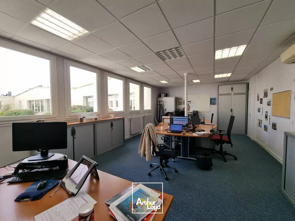 A VENDRE IMMEUBLE TERTIAIRE LOUE - 998m² POITIERS DEMI LUNE