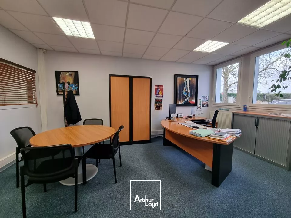 A VENDRE IMMEUBLE TERTIAIRE LOUE - 998m² POITIERS DEMI LUNE