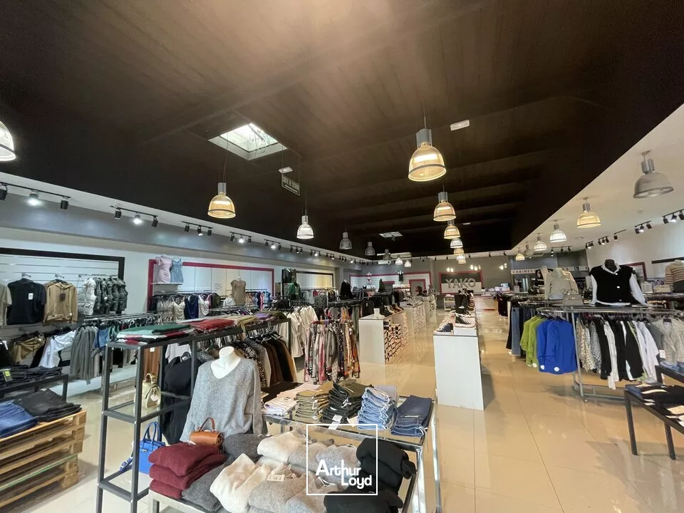 LOCAL COMMERCIAL 401M² A LOUER ZONE COMMERCIALE DE LA DESIREE 