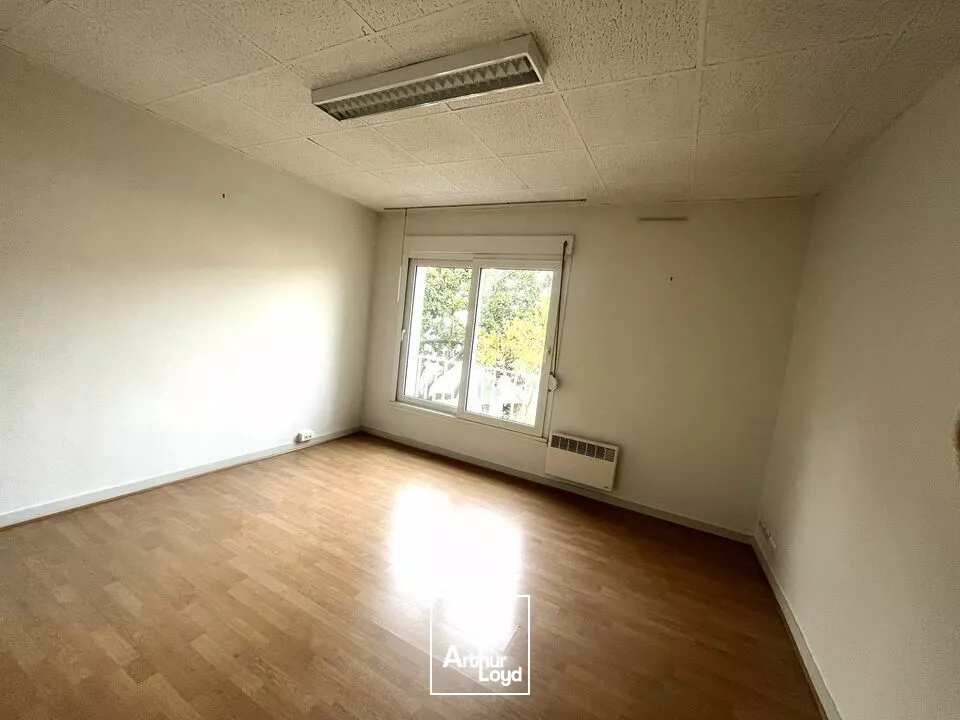 BUREAU À LOUER  56 M² AU CUR DE POITIERS HYPER-CENTRE - PARKING SECURISE