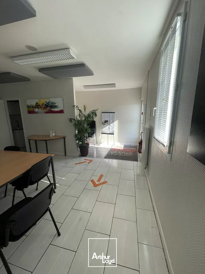 LOCATION ZONE MENDES FRANCE FACILE D'ACCES AVEC PARKINGS BUREAUX 217m2 DE PLEIN PIEDS