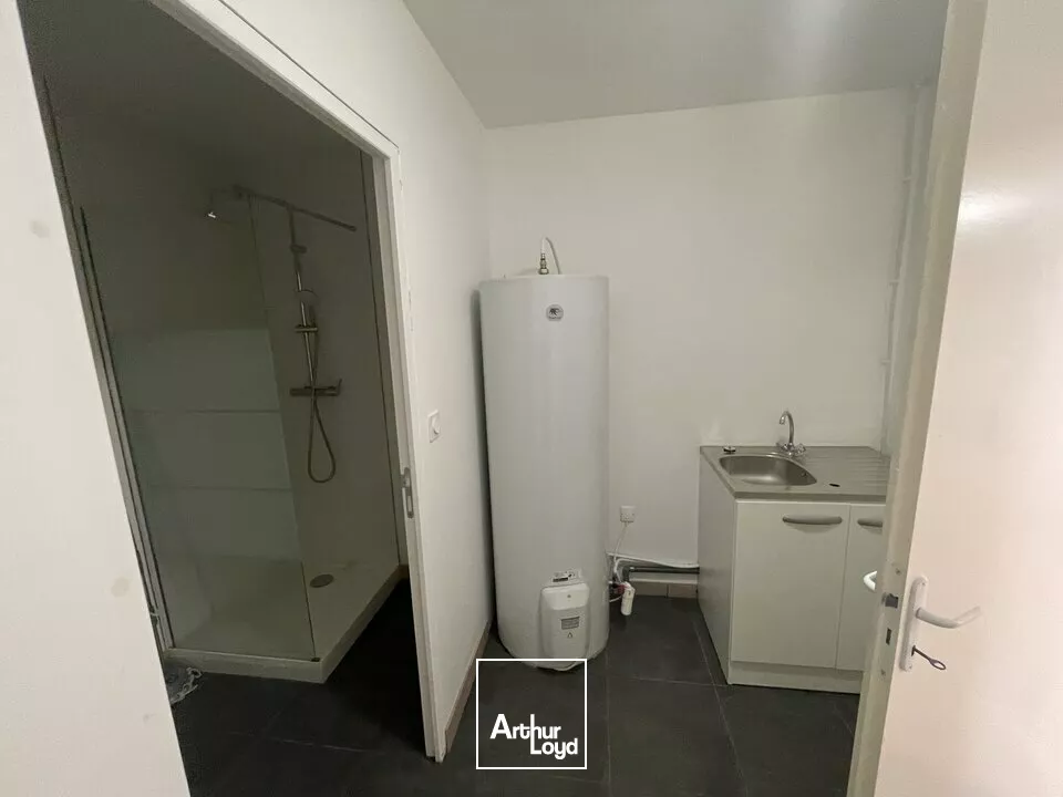 À LOUER  LOCAL COMMERCIAL 110 M²  AUBIGNY-LES-CLOUZEAUX