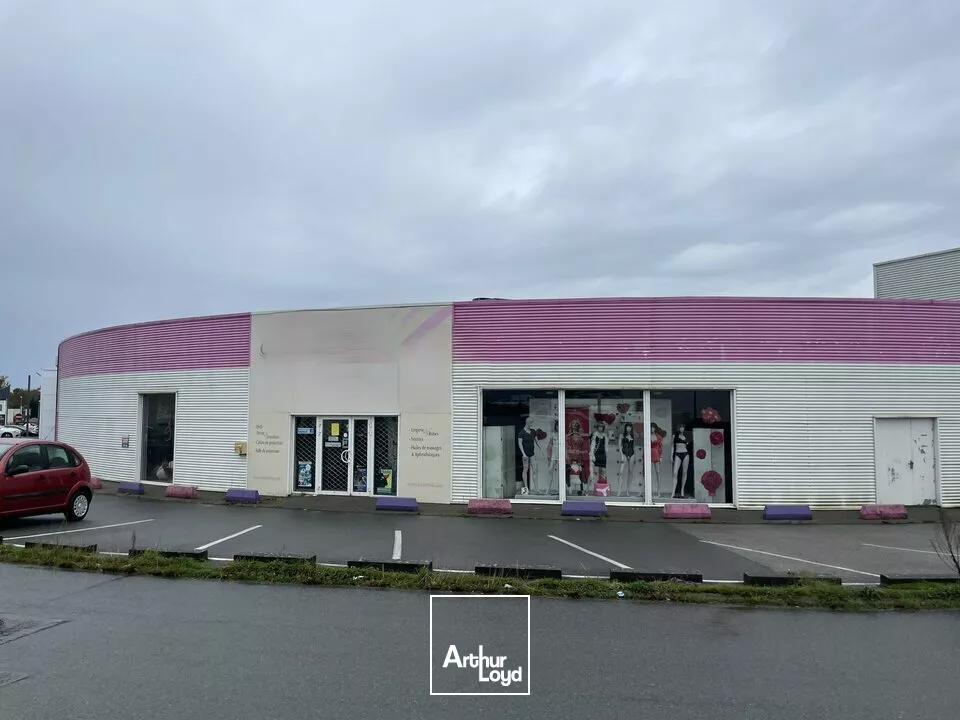 LOCAL COMMERCIAL À LOUER  460 M² À LA ROCHE-SUR-YON, PROCHE DES FLÂNERIES
