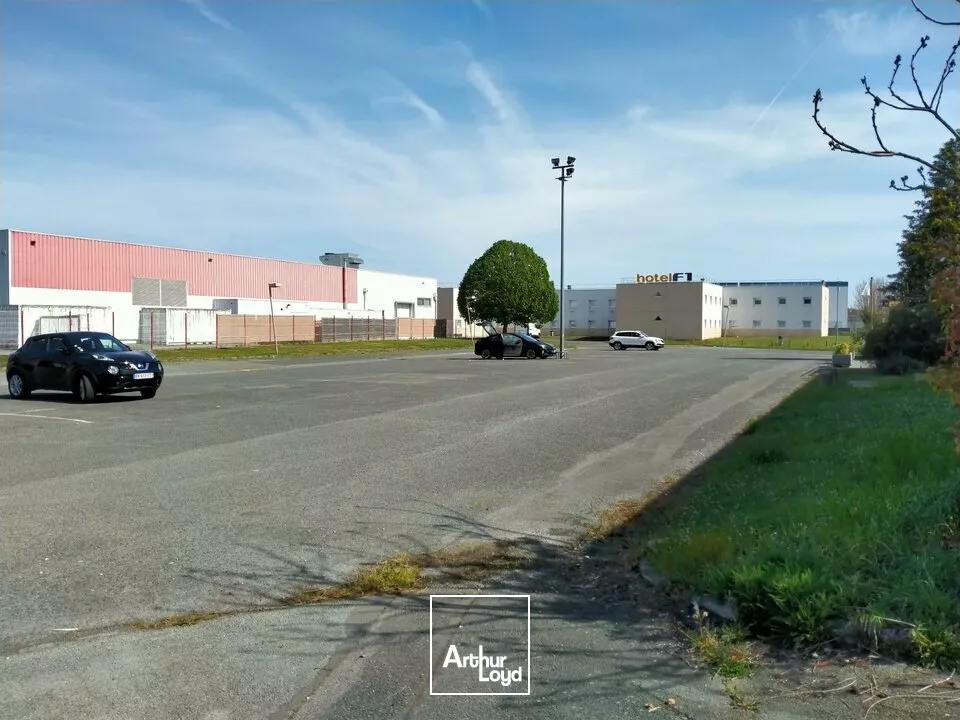 A LOUER BUREAU COMMERCIAL SUR POITIERS NORD - ZONE COMMERCIALE LES PORTES DU FUTUR