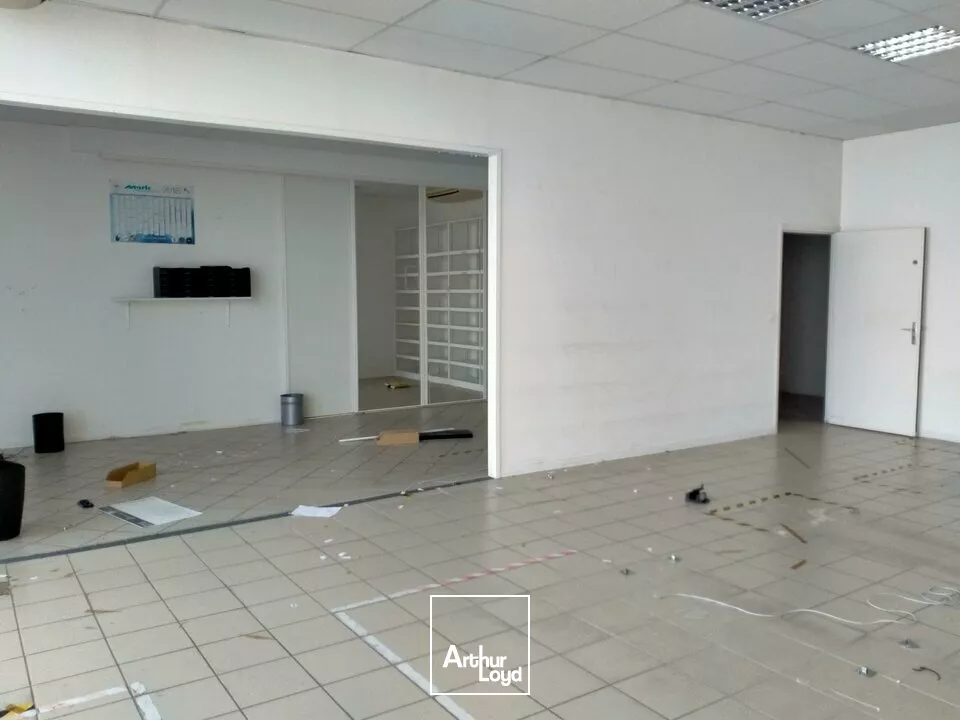 A LOUER BUREAU COMMERCIAL SUR POITIERS NORD - ZONE COMMERCIALE LES PORTES DU FUTUR