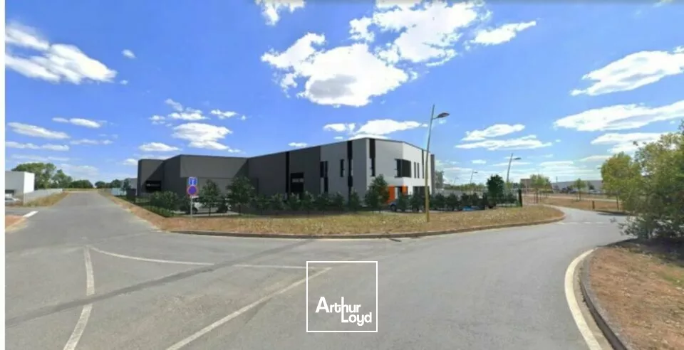 LOCAL INDUSTRIEL NEUF A LOUER A MONTAIGU 2000 m²