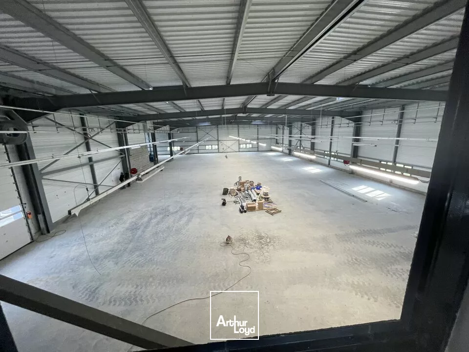 LOCAL INDUSTRIEL NEUF A LOUER A MONTAIGU 2000 m²