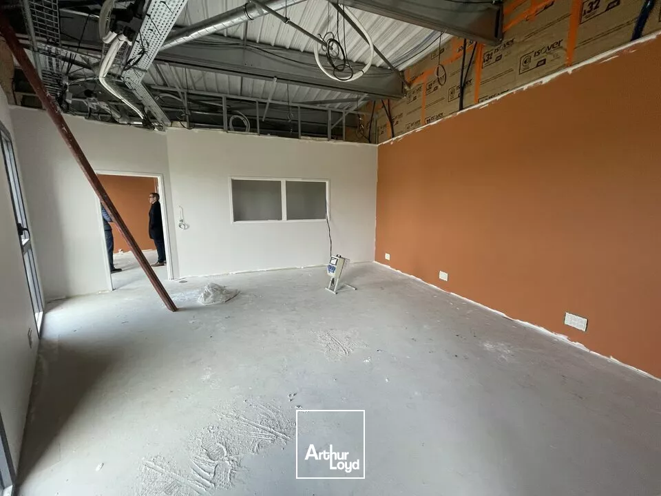 LOCAL INDUSTRIEL NEUF A LOUER A MONTAIGU 2000 m²