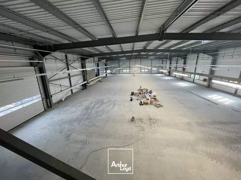 LOCAL INDUSTRIEL NEUF A LOUER A MONTAIGU 2000 m²