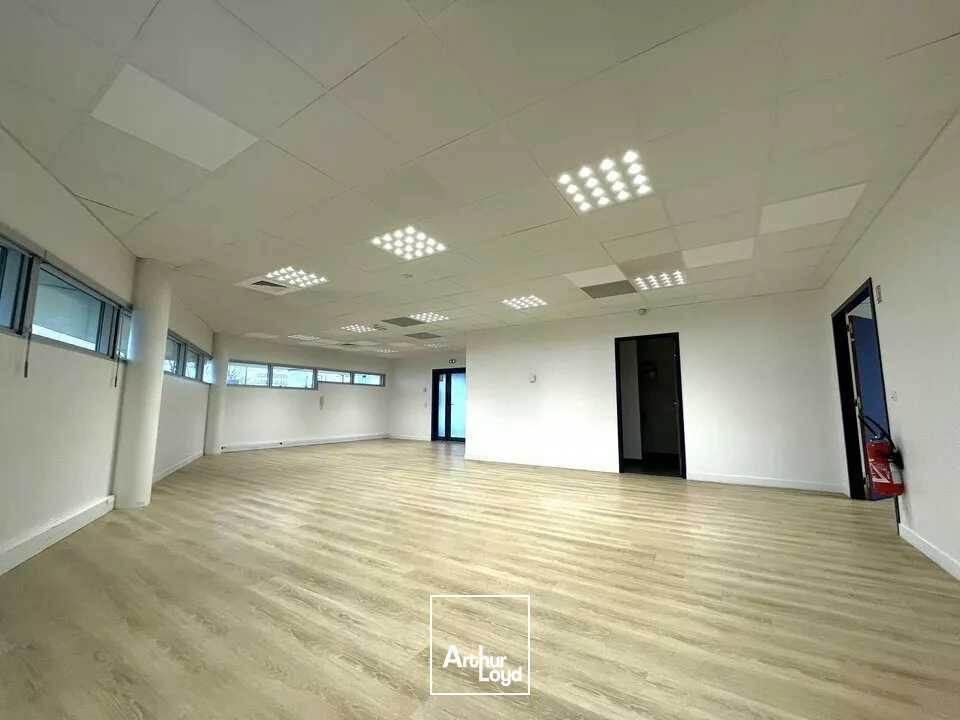 TECHNOPOLE DU FUTUROSCOPE - BUREAUX A LOUER 159m² - GRAND OPENSPACE - GRAND POITIERS 