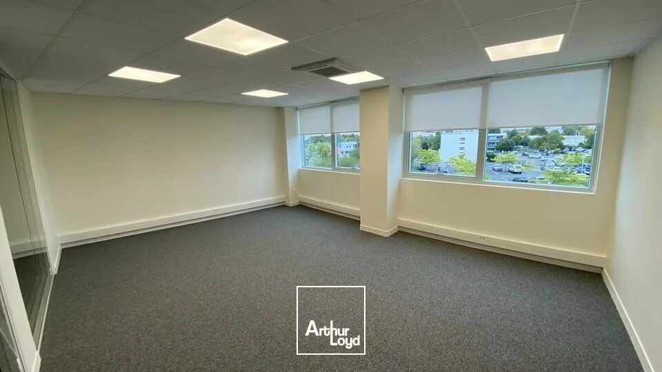 A LOUER BUREAUX 152M2, PROPOSANT DE TRÈS BELLES PRESTATIONS SUR POITIERS PRÉ-MÉDARD / POLYCLINIQUE