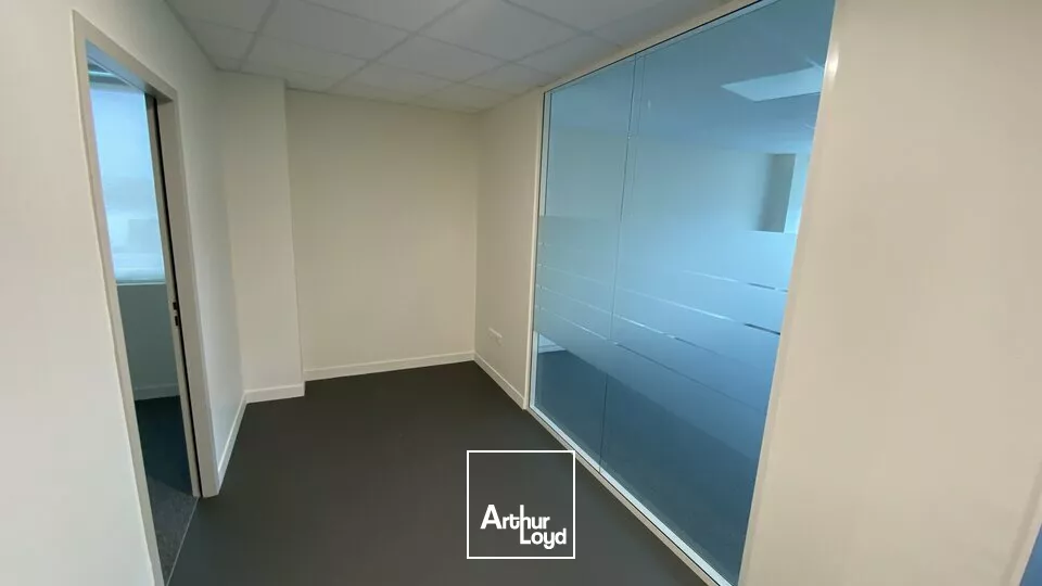 A LOUER BUREAUX 152M2, PROPOSANT DE TRÈS BELLES PRESTATIONS SUR POITIERS PRÉ-MÉDARD / POLYCLINIQUE