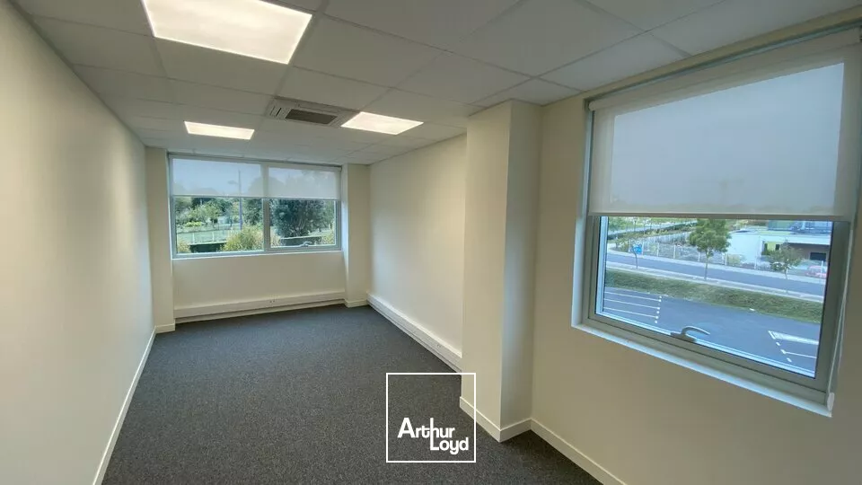 A LOUER BUREAUX 152M2, PROPOSANT DE TRÈS BELLES PRESTATIONS SUR POITIERS PRÉ-MÉDARD / POLYCLINIQUE