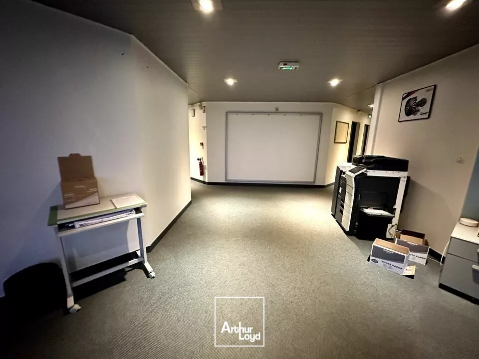 A LOUER - RARE - LOCAL D'ACTIVITE INDUSTRIEL IDEALEMENT SITUE DE 8252M² - ZI NORD CHATELLERAULT