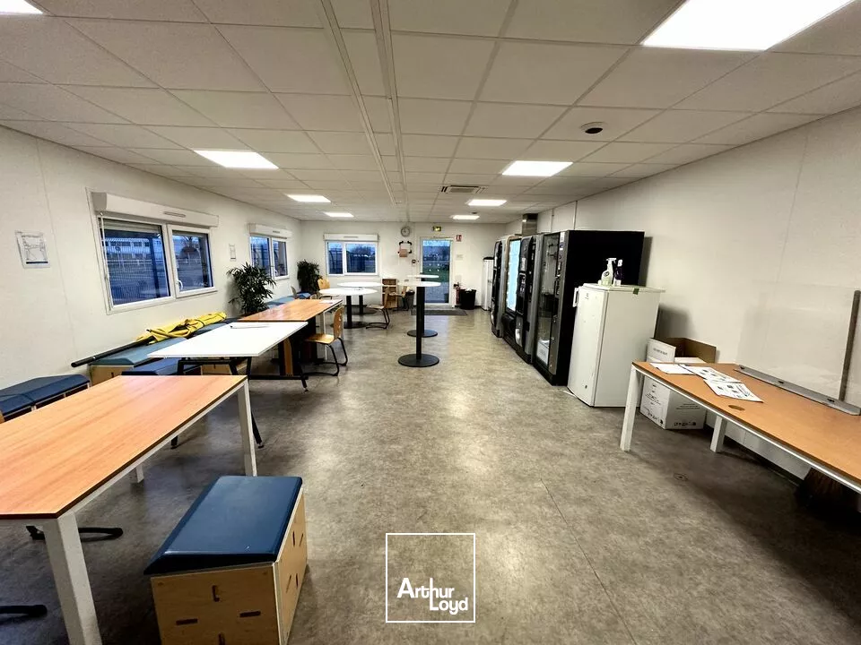 A LOUER - RARE - LOCAL D'ACTIVITE INDUSTRIEL IDEALEMENT SITUE DE 8252M² - ZI NORD CHATELLERAULT