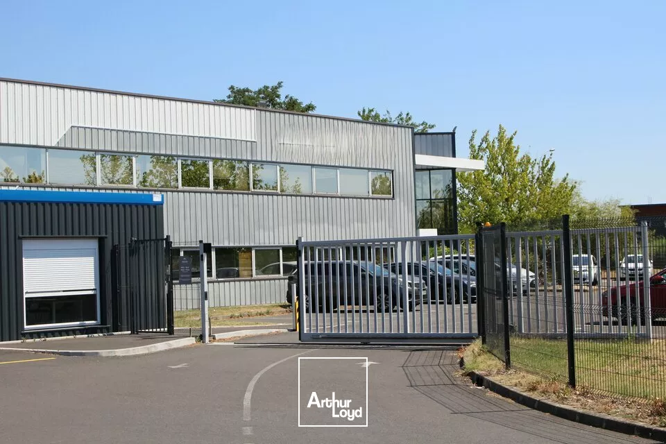 A LOUER - RARE - LOCAL D'ACTIVITE INDUSTRIEL IDEALEMENT SITUE DE 8252M² - ZI NORD CHATELLERAULT