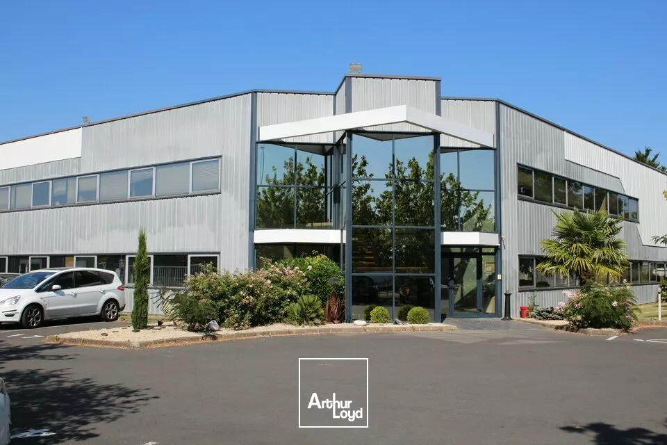 A LOUER - RARE - LOCAL D'ACTIVITE INDUSTRIEL IDEALEMENT SITUE DE 8252M² - ZI NORD CHATELLERAULT