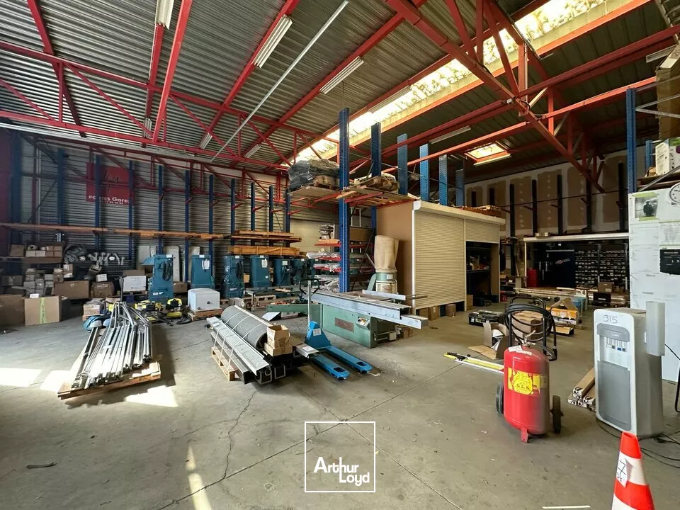 A LOUER LOCAL D'ACTIVITE DE 1 071 m² - LES SABLES D'OLONNE - ZONE LECLERC 