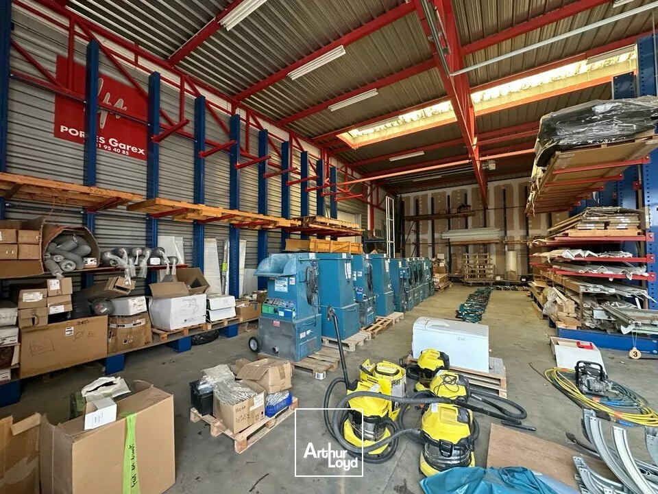 A LOUER LOCAL D'ACTIVITE DE 1 071 m² - LES SABLES D'OLONNE - ZONE LECLERC 