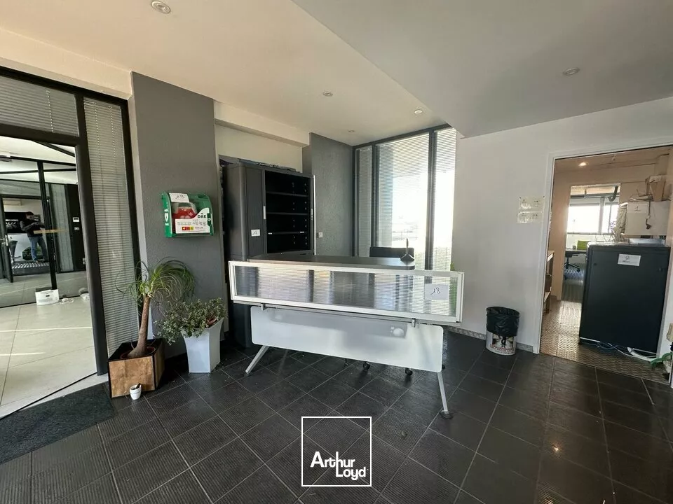 A LOUER LOCAL D'ACTIVITE DE 1 071 m² - LES SABLES D'OLONNE - ZONE LECLERC 