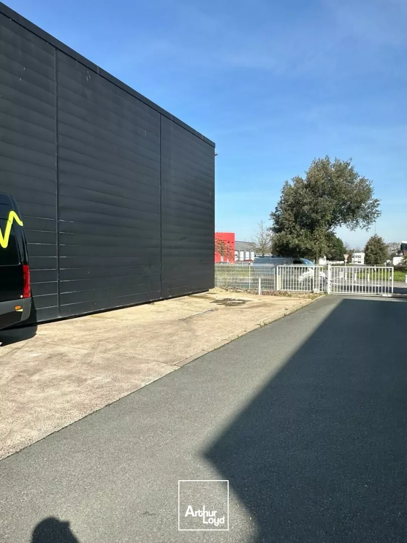 A LOUER LOCAL D'ACTIVITE DE 1 071 m² - LES SABLES D'OLONNE - ZONE LECLERC 